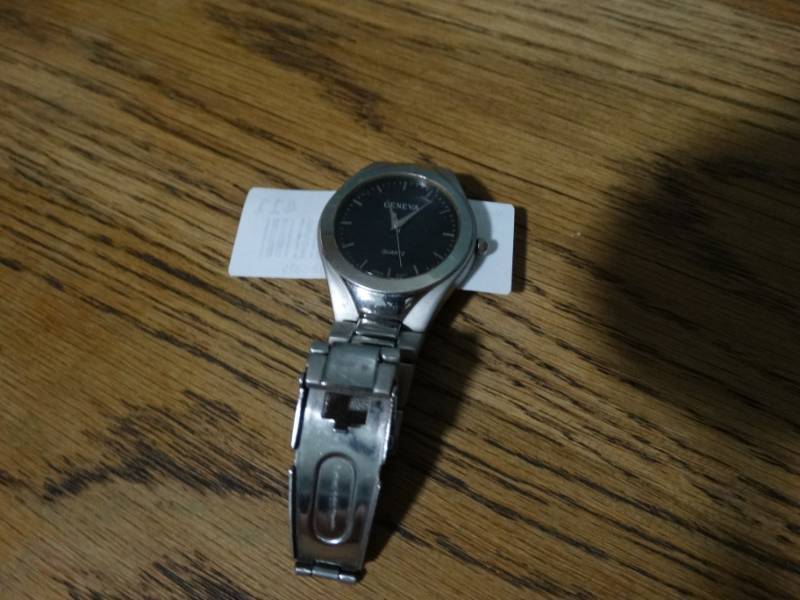 lot 411 image: Geneva quartz wrist watch.