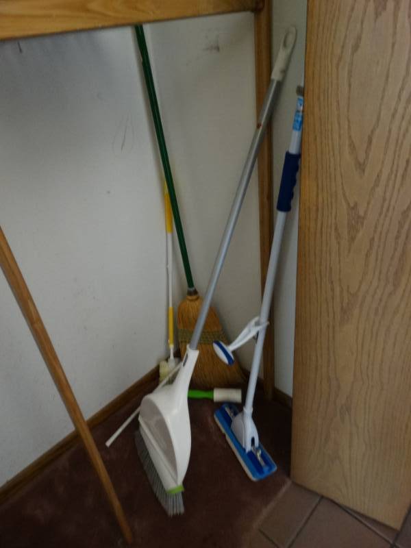 lot 418 image: Closet contents.