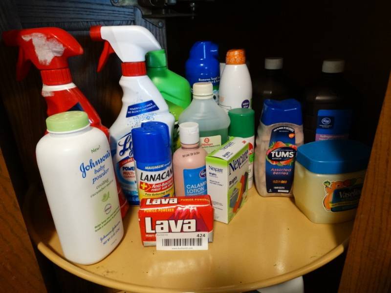 lot 424 image: Lot of cleaning supplies