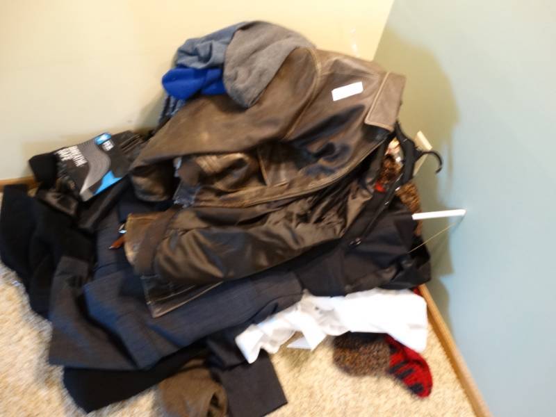 lot 428 image: Lot of clothes and hangers.