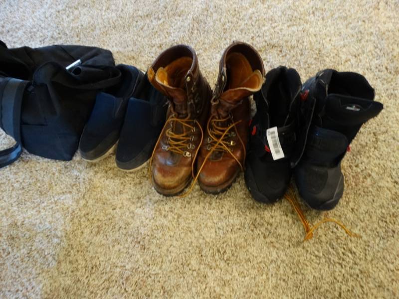 lot 430 image: Lot of shoes and bag.