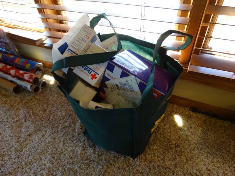 lot 432 image: Bag of medical supplies.