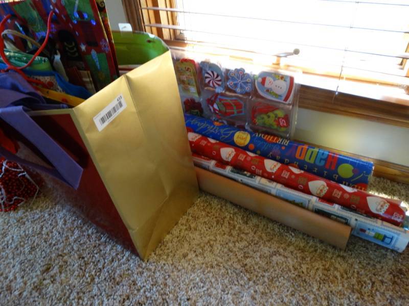lot 433 image: Wrapping paper, gift bags and labels.