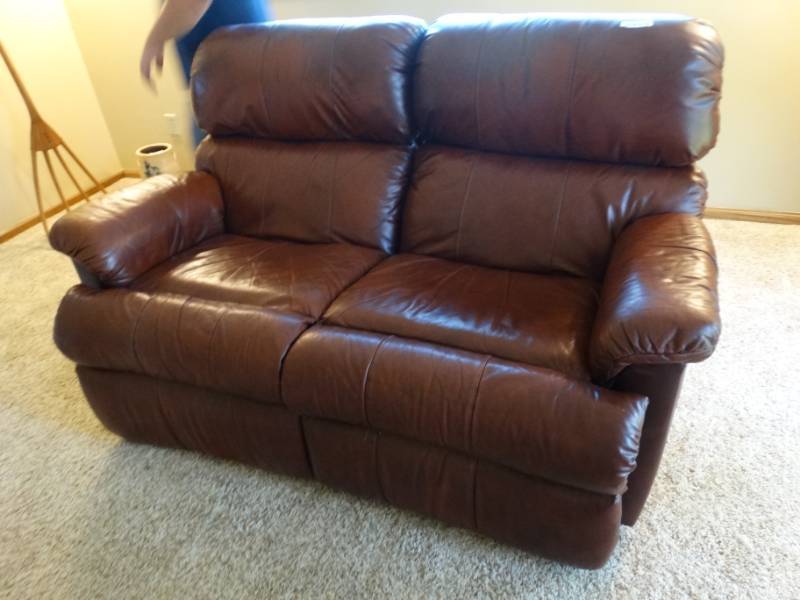 lot 439 image: Leather reclining loveseat.
