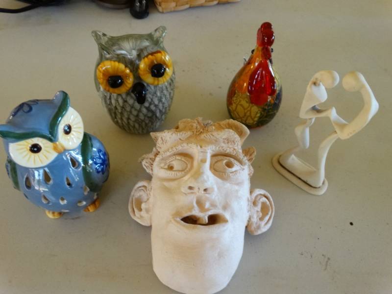 lot 447 image: Home decor items.