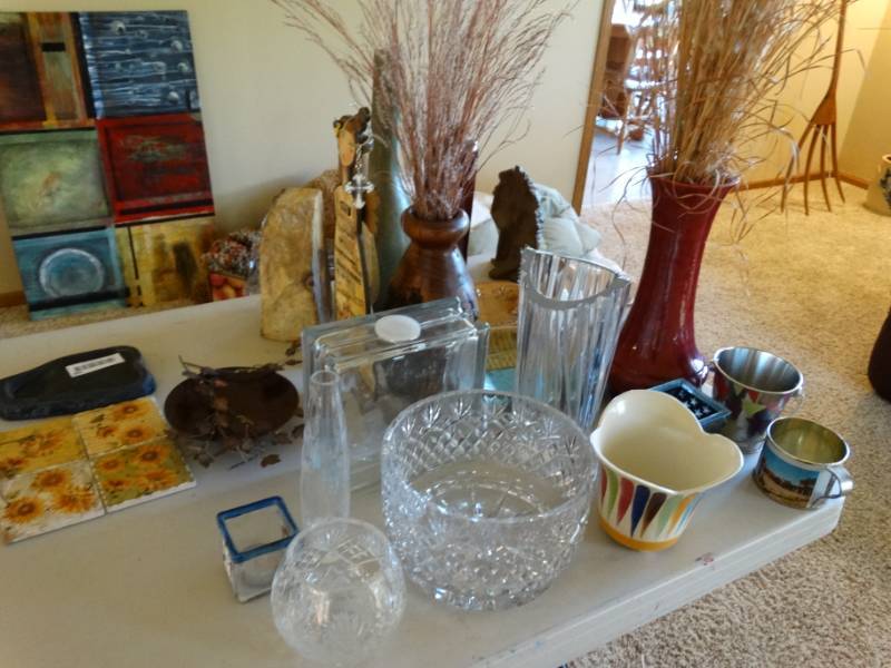 lot 448 image: Lot of decorative home goods.