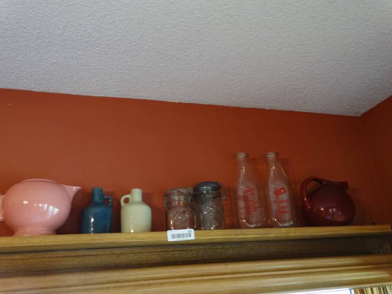 lot 451 image: Lot of decorative home goods.