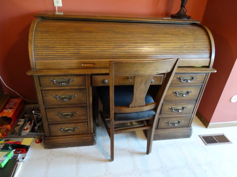 lot 457 image: Wood accordion desk with chair. good condition.
