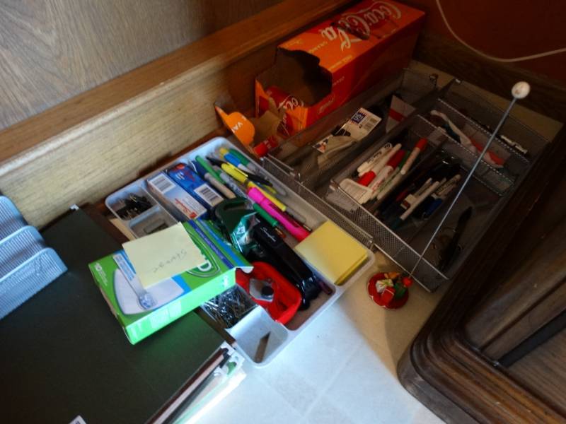 lot 458 image: Lot of office supplies.