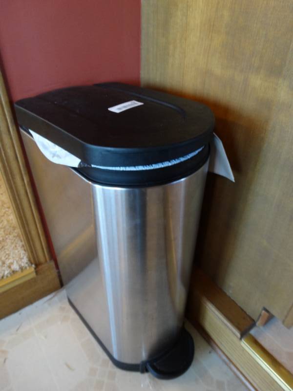 lot 459 image: Step trashcan.