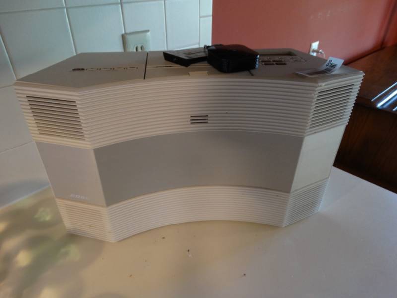 lot 465 image: Bose CD player with power cord.
