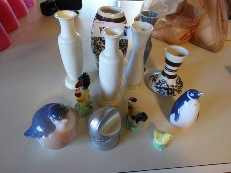 lot 467 image: Lot of small vases and decor.