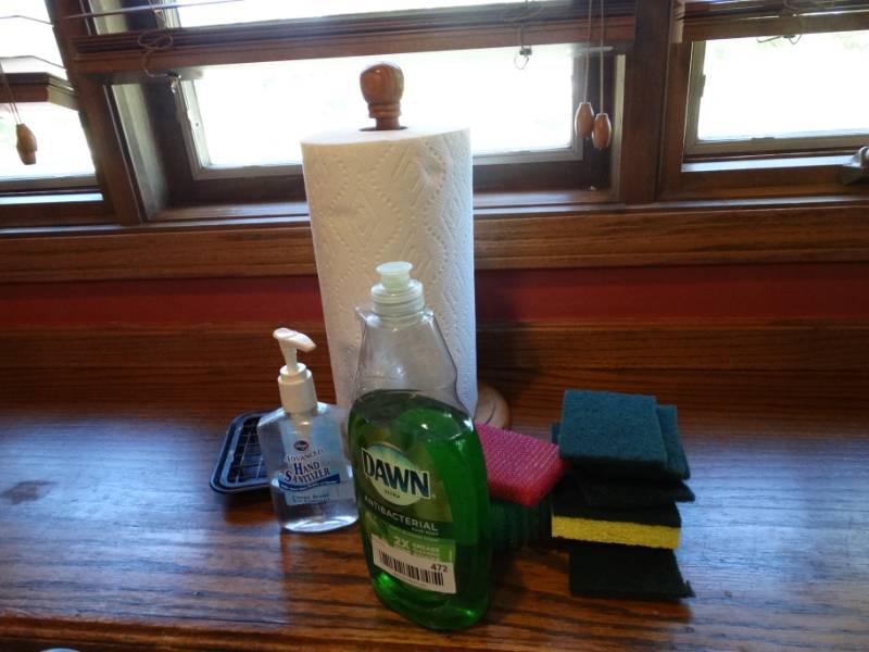 lot 472 image: Paper towel holder soaps spongespads-
