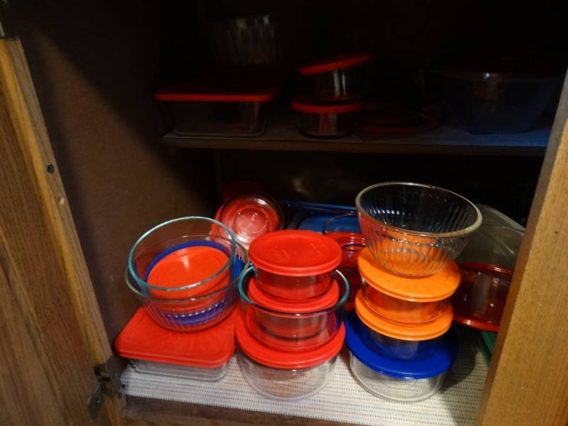 lot 476 image: Lot of various pyrex containers & lids