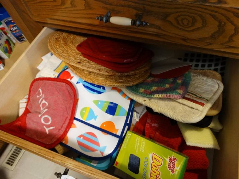 lot 478 image: Pot holders placematshand towels