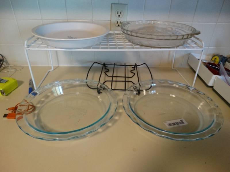 lot 481 image: Lot of glass pie plates & misc.