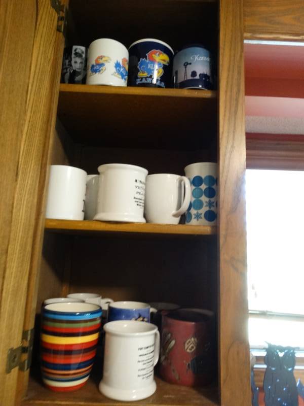 lot 482 image: Large lot of assorted coffee cups