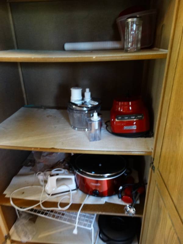 lot 486 image: Kitchenaid food processorlodge cast iron bean pot w lid mixercrock pot misc.