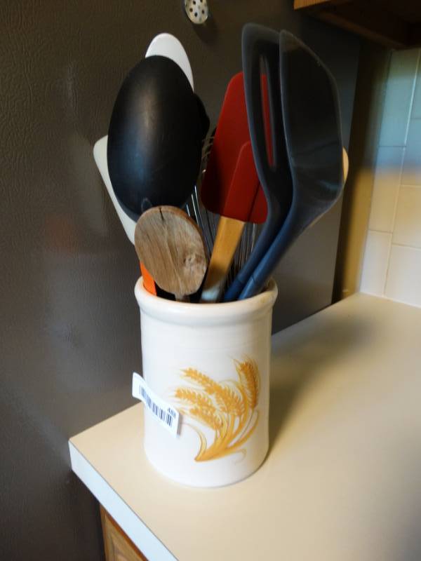 lot 488 image: Boot hill pottery kitchen utensil holder w utensils