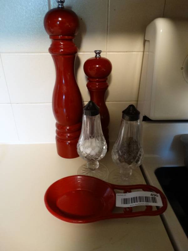 lot 490 image: Saltpepper grinders & shakers