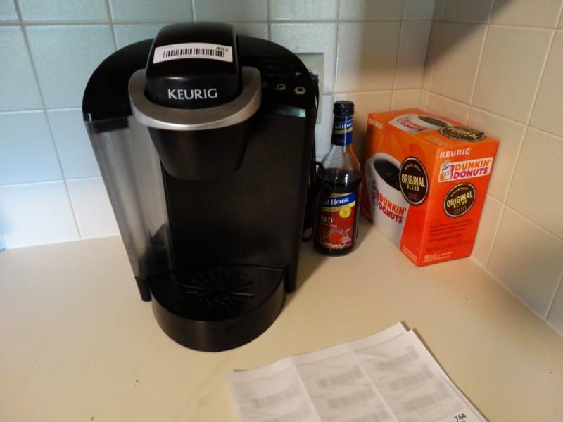 lot 492 image: Keurig coffee maker w coffee & syrup