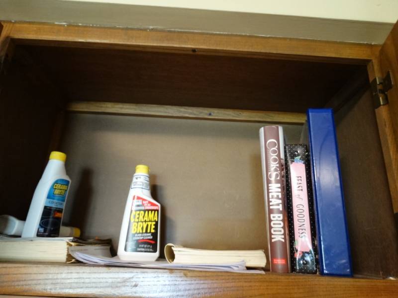lot 493 image: Cookbooks & glass cooktop cleaner