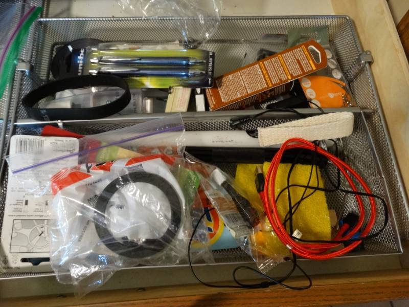 lot 495 image: Metal rack w assorted supplies