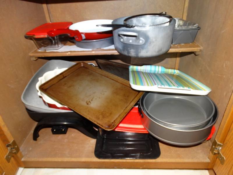 lot 496 image: Pyrex dish, baking dishes,electric skillet