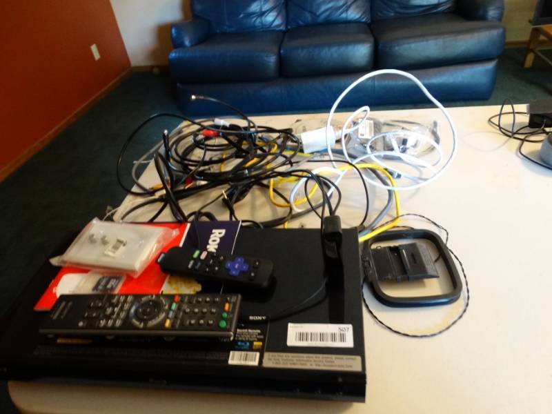 lot 507 image: Sony Blu-ray player & Roku w remotes
