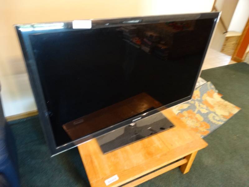 lot 510 image: Samsung 42 LCD TV w remote