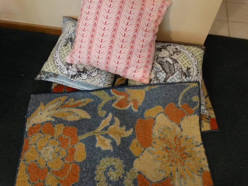 lot 512 image: Rug & decorative pillows