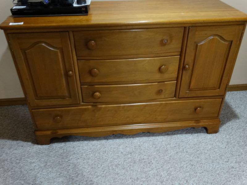 lot 516 image: Nice buffet w 2 doors & 4 drawers
