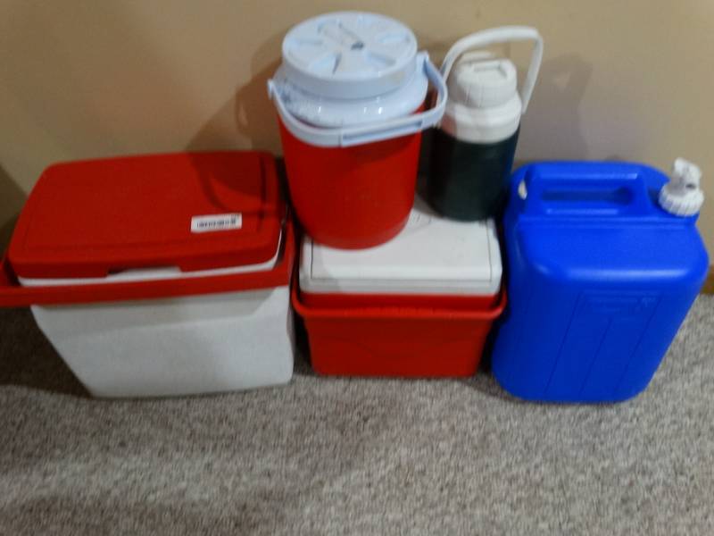 lot 523 image: Lot of assorted coolers