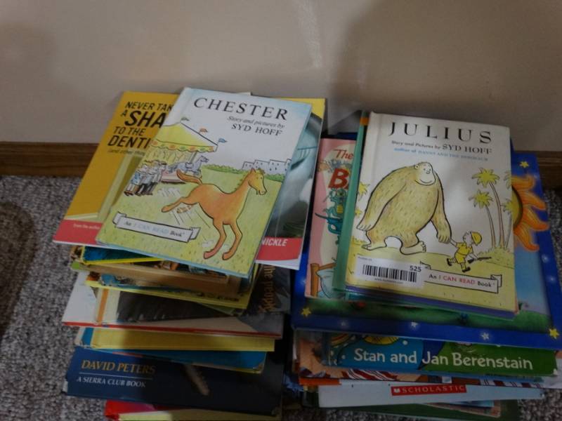 lot 525 image: Lg assortment of Childrens books