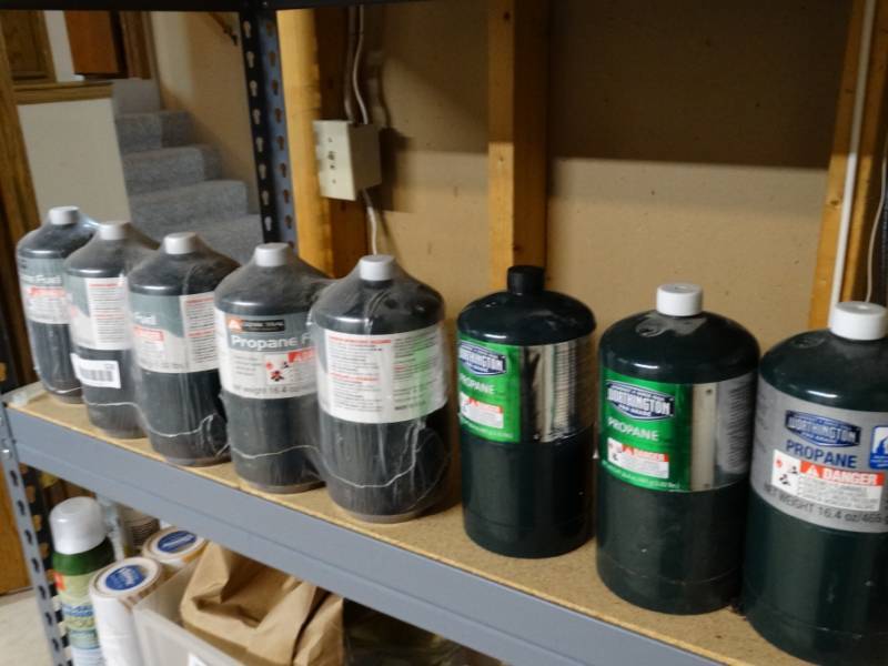 lot 528 image: Lot of 8 cylinders camping propane