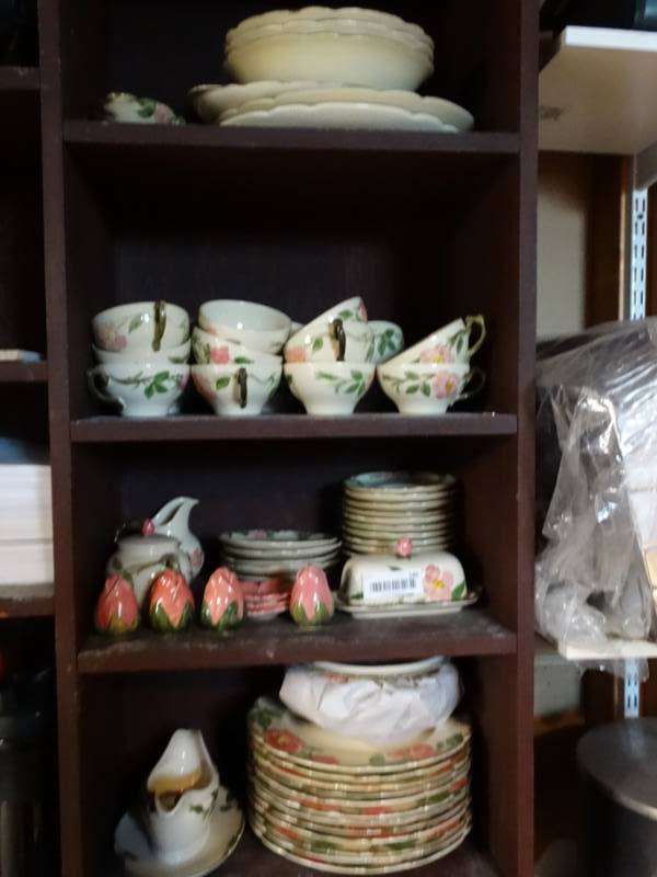 lot 540 image: LARGE set of Franciscan china