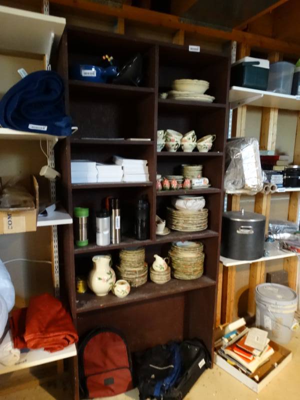 lot 542 image: Wood shelf unit