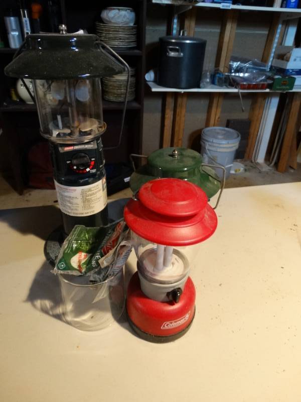 lot 730 image: 3 camping lanterns