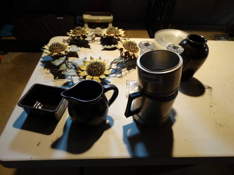 lot 731 image: Metal sunflower wreath & decor items