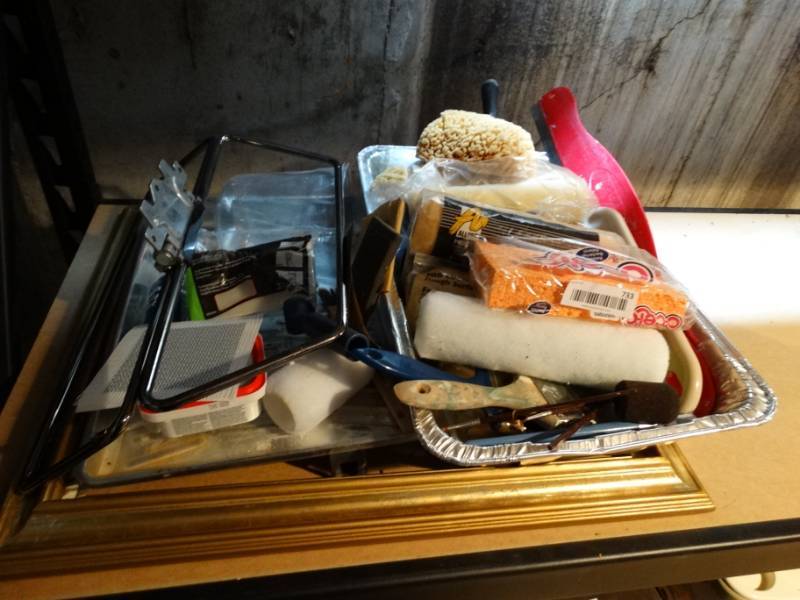 lot 733 image: Assorted painting supplies