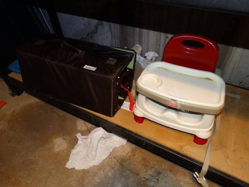 lot 735 image: Baby play pen & chair w tray