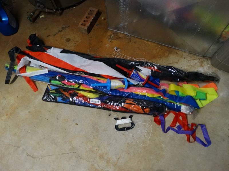 lot 741 image: 3 kites w string