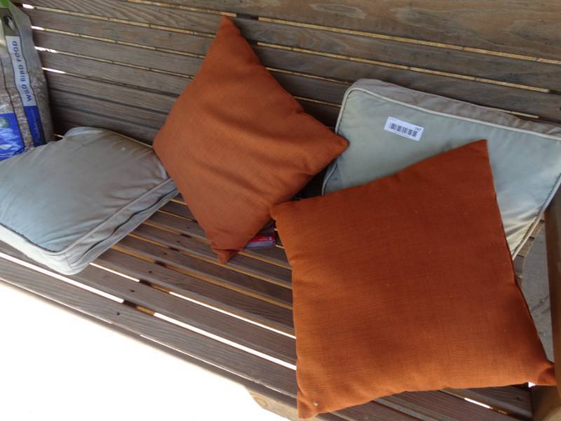 lot 747 image: Bag of bird seed & decorative pillows