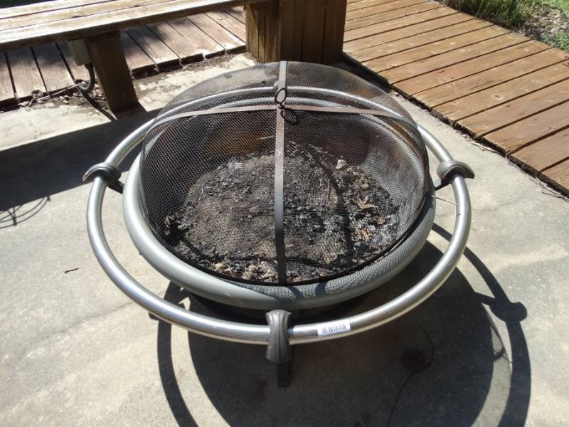 lot 751 image: Very nice looking fire pit w lid