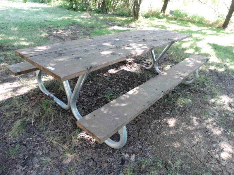 lot 753 image: Very nice picnic table- Well built