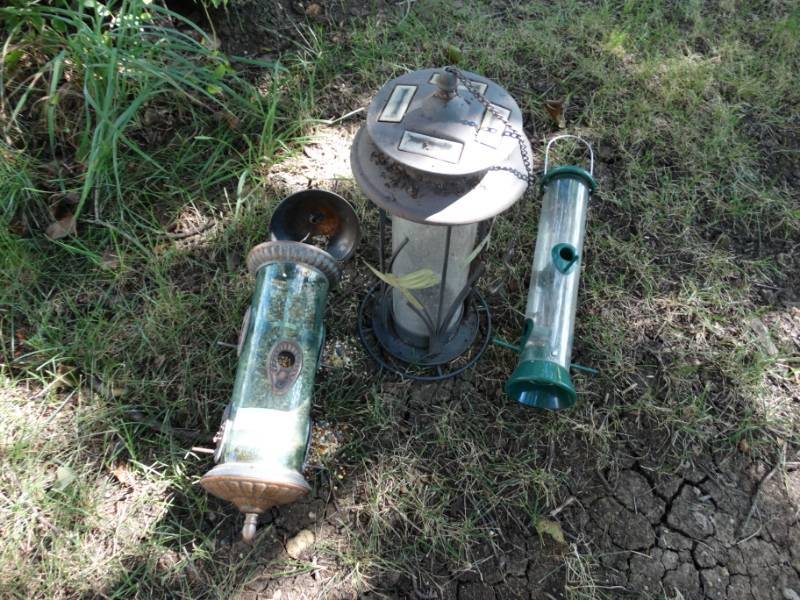 lot 754 image: 3 bird feeders