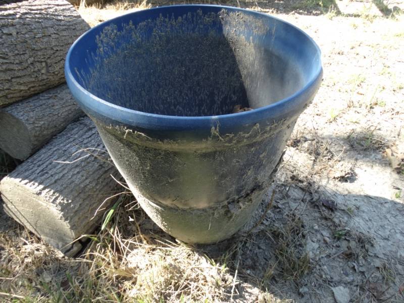 lot 756 image: 2 flower planters