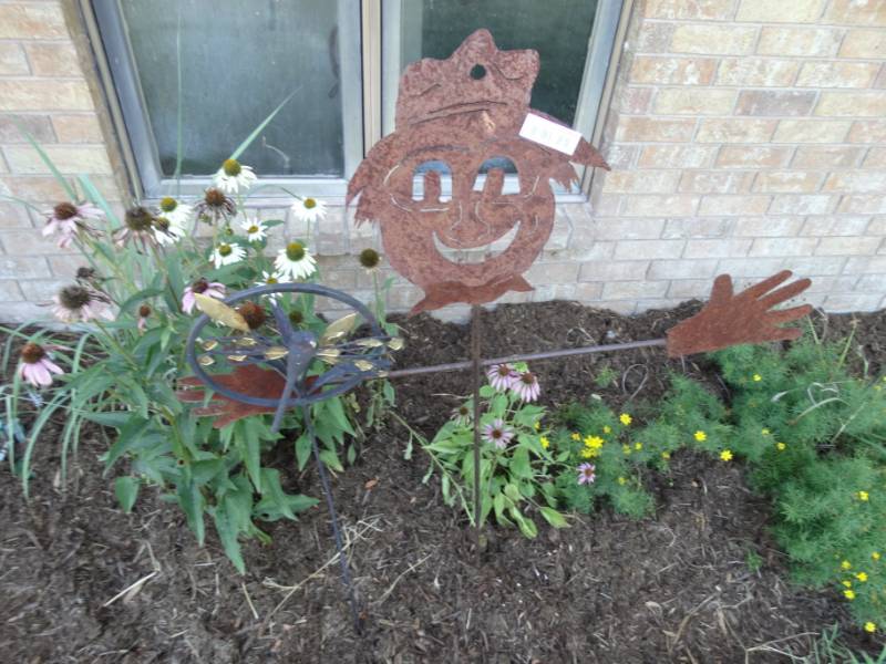 lot 757 image: Metal yard decor
