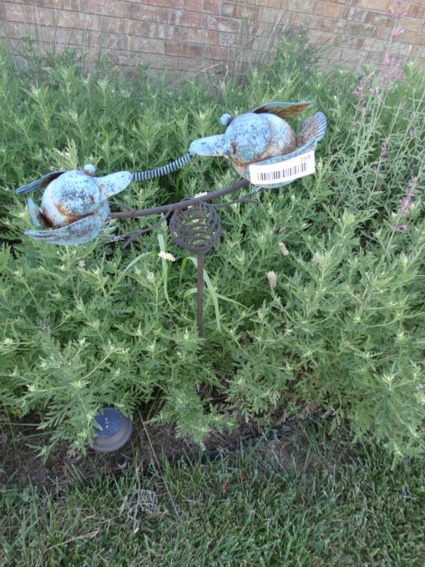 lot 759 image: Metal birds yard decor