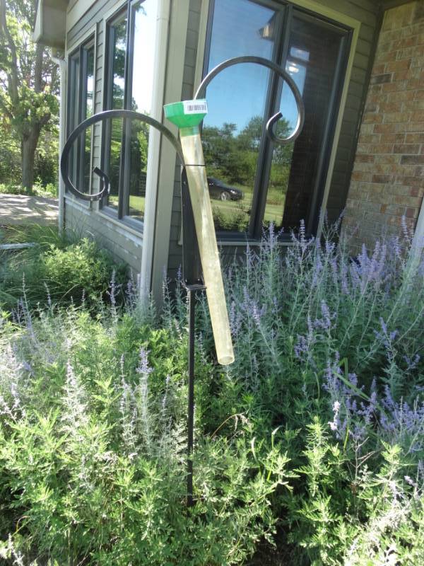 lot 760 image: Shepards hook bird feeder metal yard decor